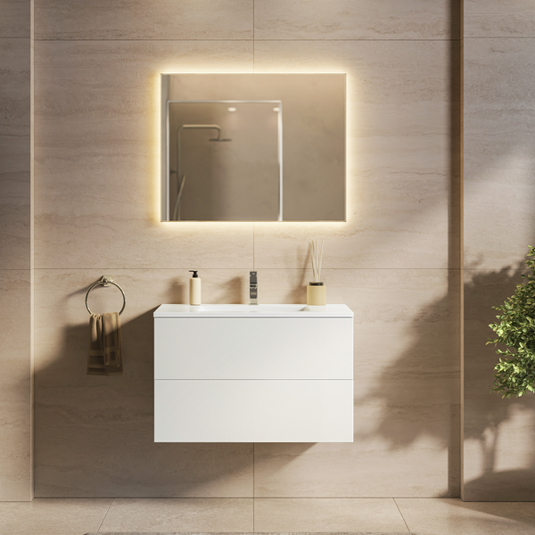 Modernes Badezimmer mit hängendem Waschtisch, beleuchtetem Wandspiegel und Fliesenwand in Natursteinoptik für ein stilvolles Ambiente.