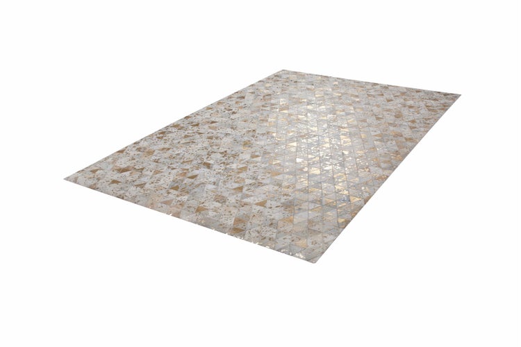 Rechteckiger Teppich mit geometrischem Patchwork-Dreiecksmuster in Felloptik mit glänzenden Akzenten.