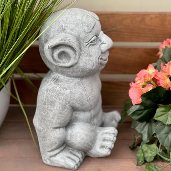 Gartenfigur Troll aus Steinguss sitzend als dekorative Dekoration für den Außenbereich