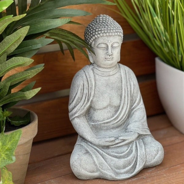 Dekorative Buddha Figur aus Steinguss in meditierender Haltung für den Garten oder Innenbereich