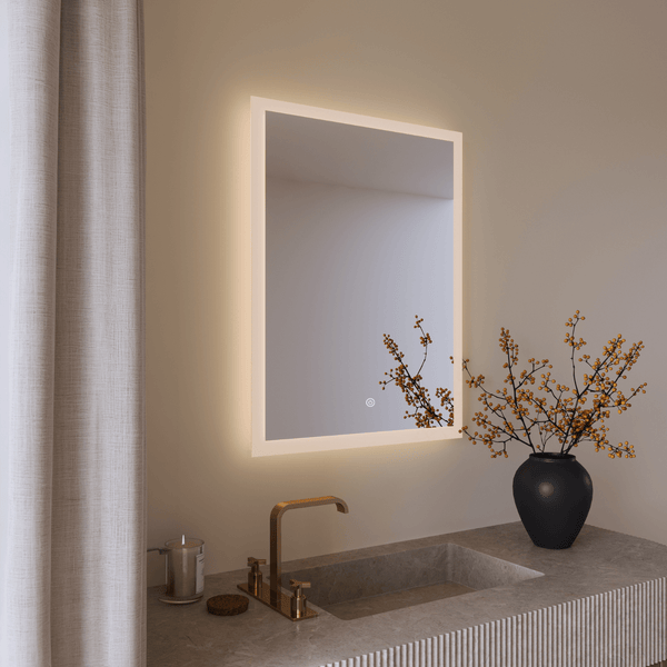 Beleuchteter Wandspiegel mit integrierter LED Beleuchtung und Touch Sensor über einem modernen Waschbecken im Badezimmer.