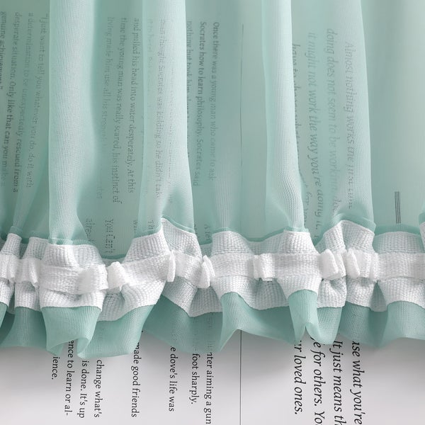 Dekorative Gardine mit Schriftzug und Rüschen-Details für Fensterdekoration