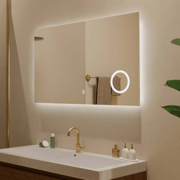 Rechteckiger Badezimmerspiegel mit LED Beleuchtung und integriertem Kosmetikspiegel sowie Touch Schalter über einem Waschbecken.