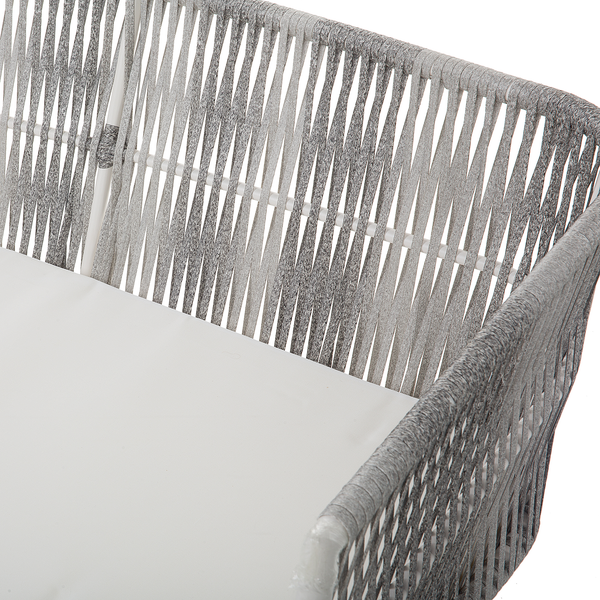 Detailansicht eines grauen Outdoor-Sessels mit geflochtener Rückenlehne und Sitzkissen