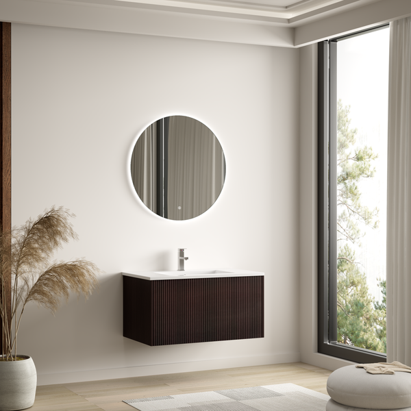 Modernes Badezimmer mit wandhängendem Waschtischunterschrank in Rillenoptik, Aufsatzwaschbecken, Wasserhahn und rundem LED Wandspiegel.