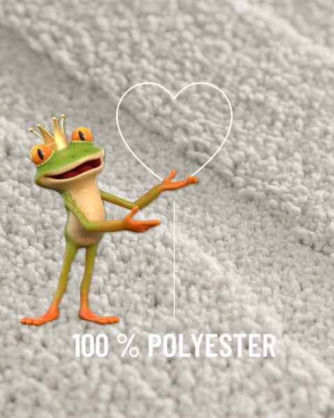 Frosch-Maskottchen mit Herz-Symbol und dem Text 100 Prozent Polyester auf einem weichen Teppichboden.