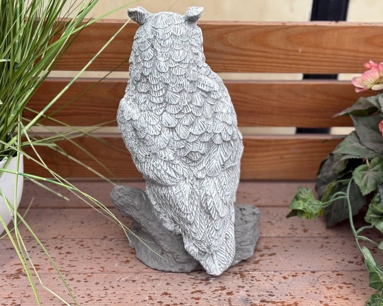 Gartendekoration Eule aus Steinguss von hinten, sitzend auf einem Ast mit detailreichen Federn.
