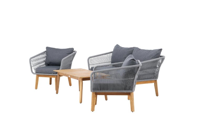 Garten-Lounge-Set bestehend aus zwei Sesseln, einem Sofa und einem Holztisch, mit Seilgeflecht und grauen Sitz- und Rückenkissen.