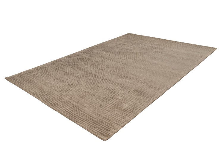 Rechteckiger Teppich mit dezentem Karomuster und strukturierter Oberfläche in Beige.