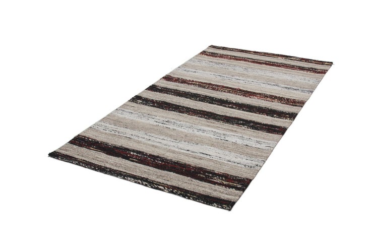 Rechteckiger Teppich mit horizontalem Streifenmuster in Erdtönen und Rot.