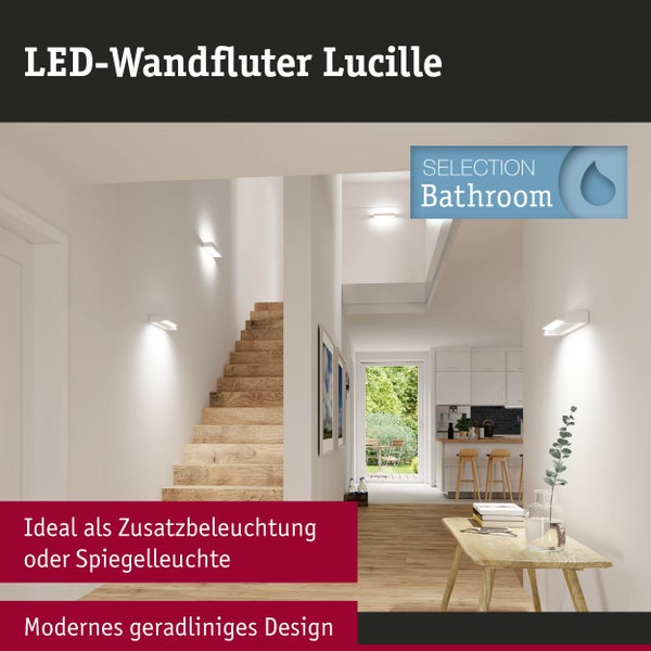 Moderne LED-Badwandleuchte in Chrom mit länglichem opalweißem Kunststoffschirm.