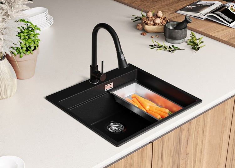 Schwarze Küchenspüle aus Granit mit Abtropfschale, Armatur und Karotten auf einer Arbeitsplatte