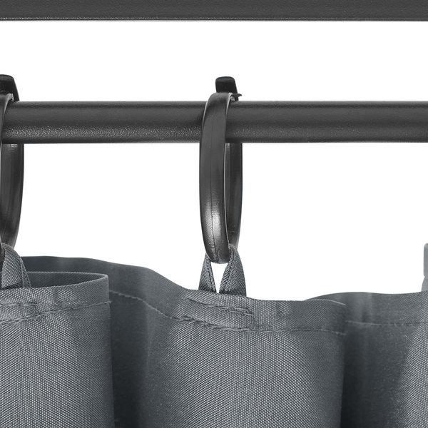 Nahaufnahme schwarzer Vorhangringe an einer schwarzen Metallstange mit einem grauen Textilvorhang, der mit Schlaufen befestigt ist.