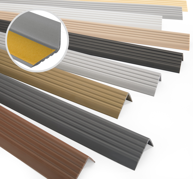 Mehrere selbstklebende Treppenkantenprofile aus Kunststoff