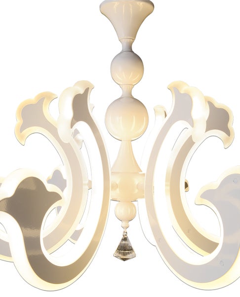 Heller Raum mit Esstisch aus Glas, Stühlen und dekorativen Elementen