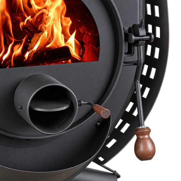 Detailansicht eines Kaminofens mit brennendem Feuer, sichtbarem Rauchrohranschluss und Holzgriff am Türverschluss.