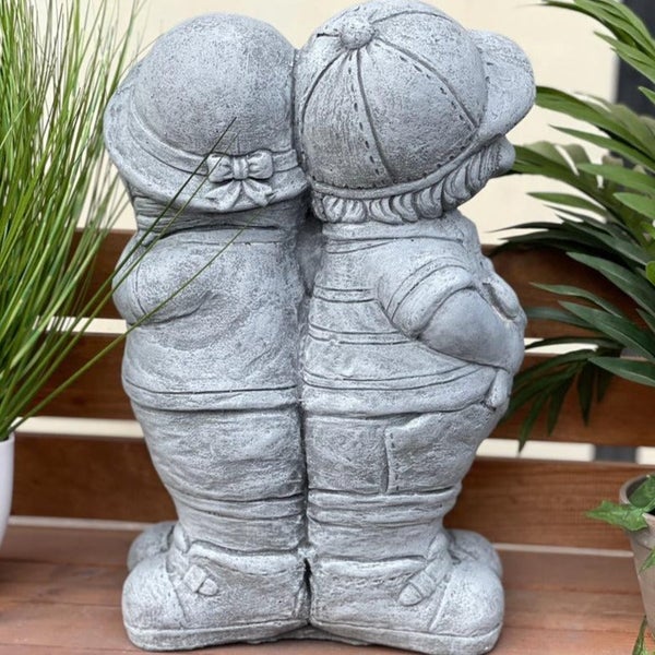 Gartenfigur Kinderpaar aus Steinguss in Steinoptik zur Dekoration für den Außenbereich