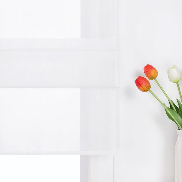 Weißes Fensterrollo neben einer Blumenvase.