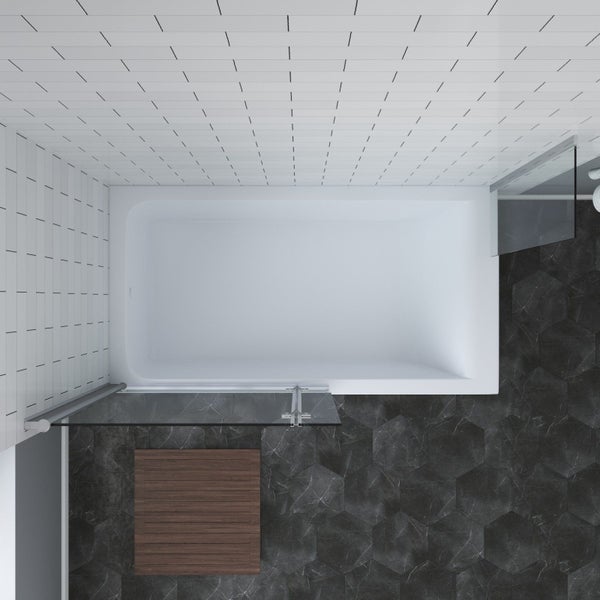 Draufsicht einer Badewanne mit Duschabtrennung und Holzmatte in einem modernen Badezimmer mit weißen Wandfliesen und dunklen Sechseckfliesen.