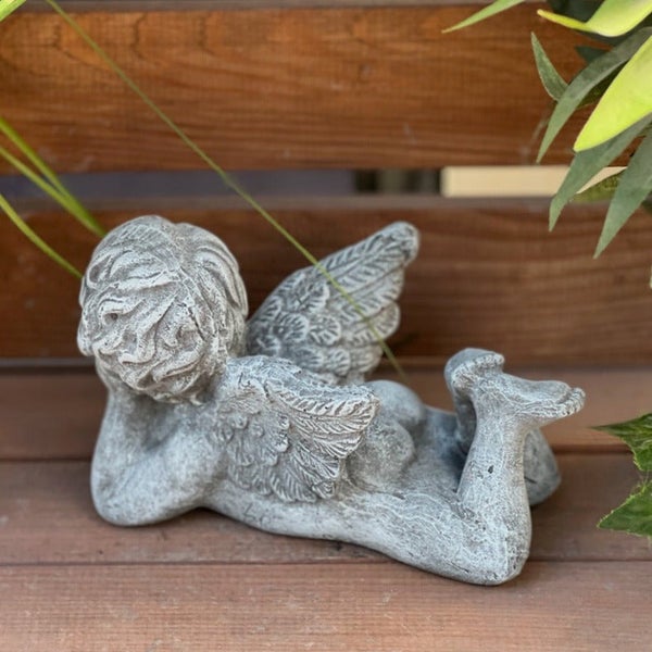 Steinfigur Engel liegend als Gartendeko aus Kunststein für den Außenbereich