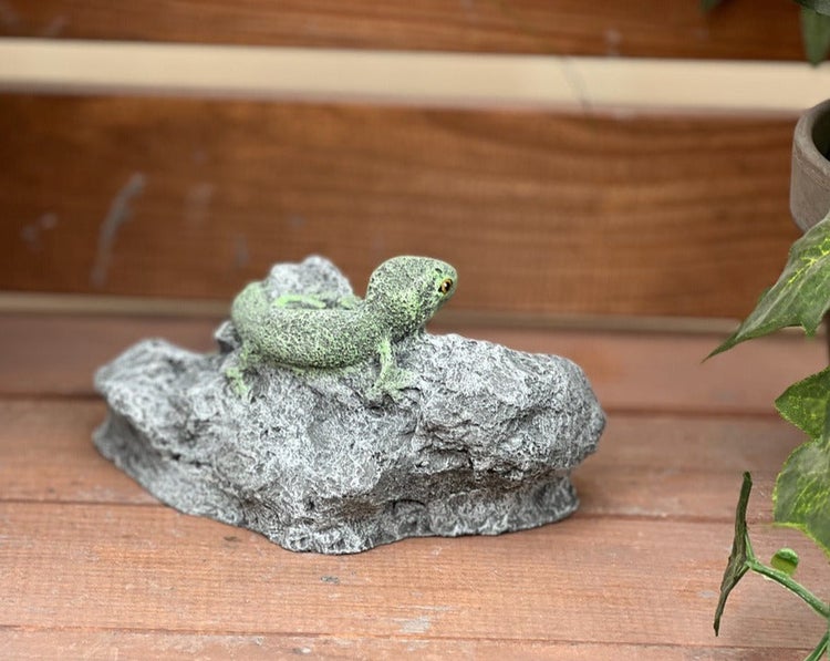 Dekorative Gartenfigur Eidechse auf einem Stein als Garten- oder Terrassendekoration
