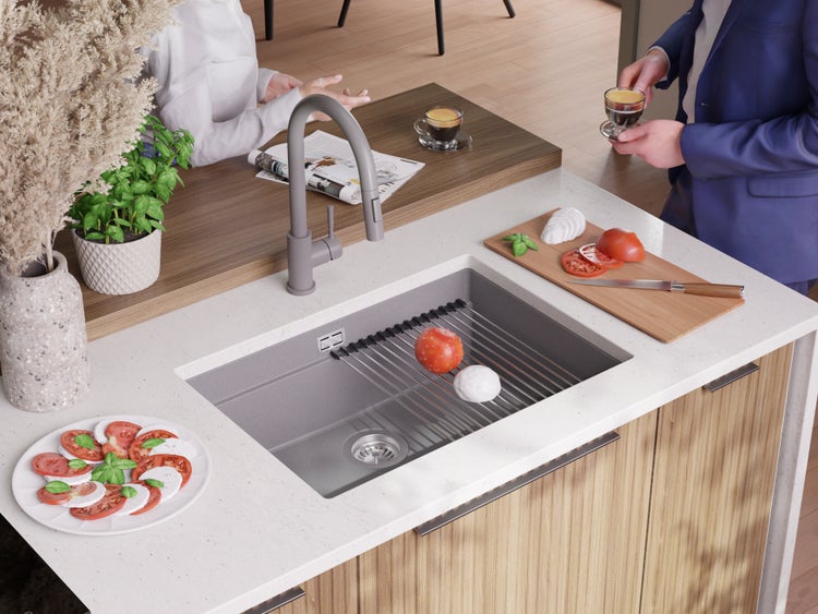 Küchenszene mit Spüle, Armatur und Speisen zur Zubereitung von Salat