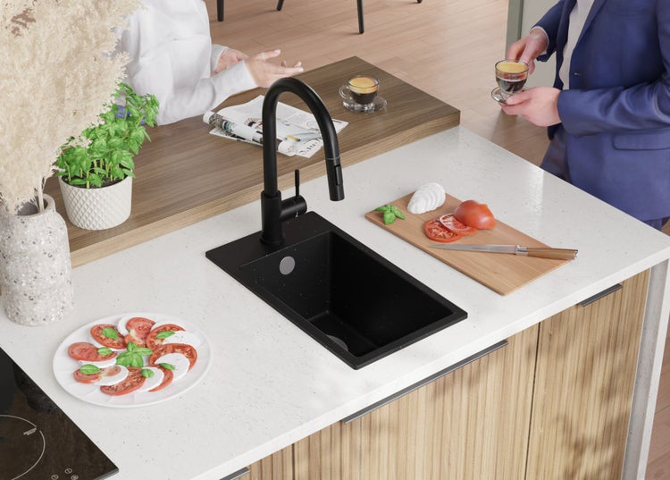 Küchenszene mit Spüle, Armatur und Zubereitung von Caprese-Salat