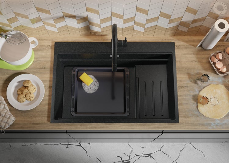 Küchenspüle mit Armatur, Spülbecken und Küchenutensilien