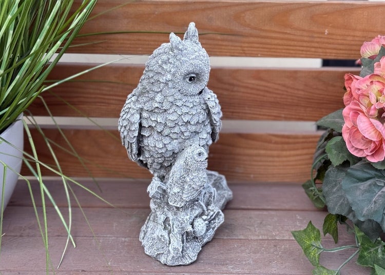 Gartenfigur Eule mit Küken in Steinoptik, dekorative Eulenfigur für den Außenbereich.