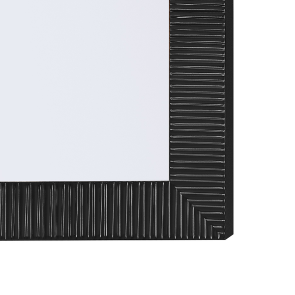 Detailansicht eines schwarzen Spiegels mit geriffeltem Rahmen