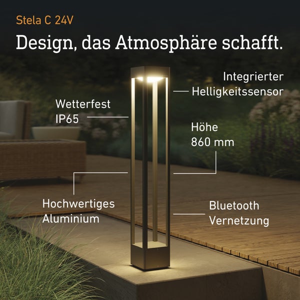 Moderne Aluminium-Gartenleuchte Stela C 24V beleuchtet hell eine Terrasse aus Holz, Höhe 860 Millimeter, wetterfest IP65, mit Bluetooth und Sensor.
