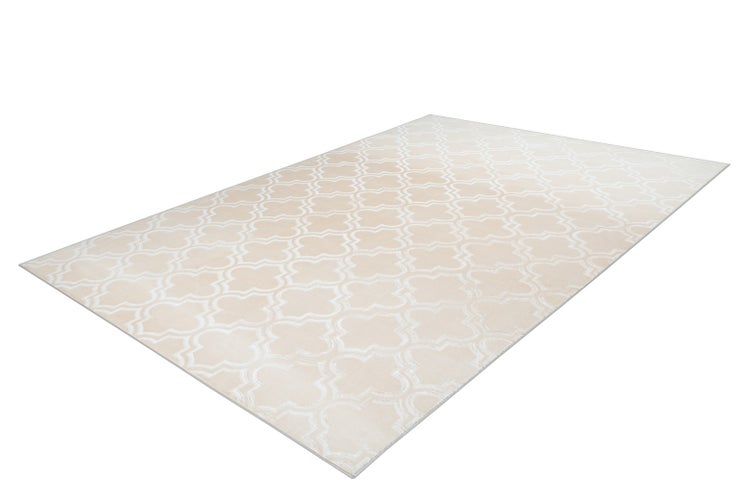 Modernes Schlafzimmer mit cremefarbenem Teppich mit weißem Ornamentmuster, Bett mit verschiedenen Kissen und grauer Wand mit Struktur.