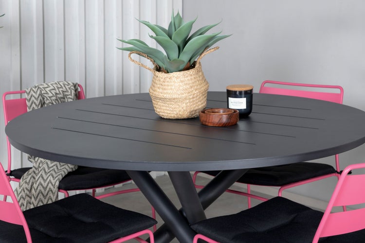 Teppich mit floralem Muster in einem hellen Raum mit Holzfußboden