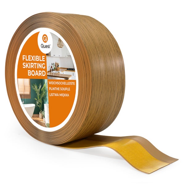 Quest flexible Weichsockelleiste in Holzoptik auf einer Rolle mit selbstklebender Rückseite