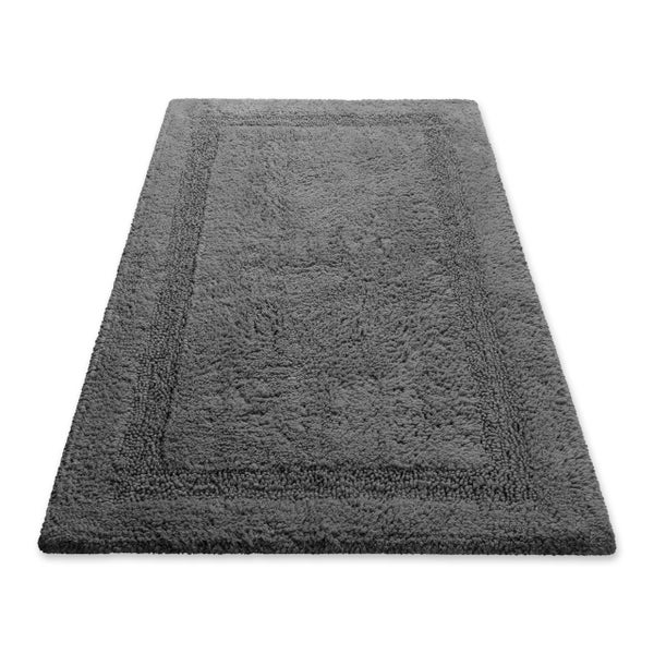 Graue Badematte aus weichem Material mit eingearbeitetem Rahmen.