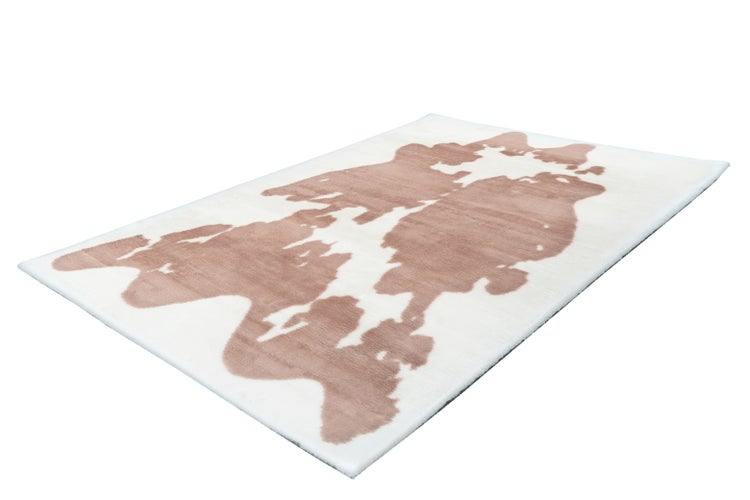 Rechteckiger Teppich mit braunem Kuhfell-Muster, weiches Material.