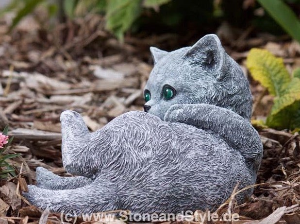 Steinfigur Katze liegend als Garten- und Tierdekoration