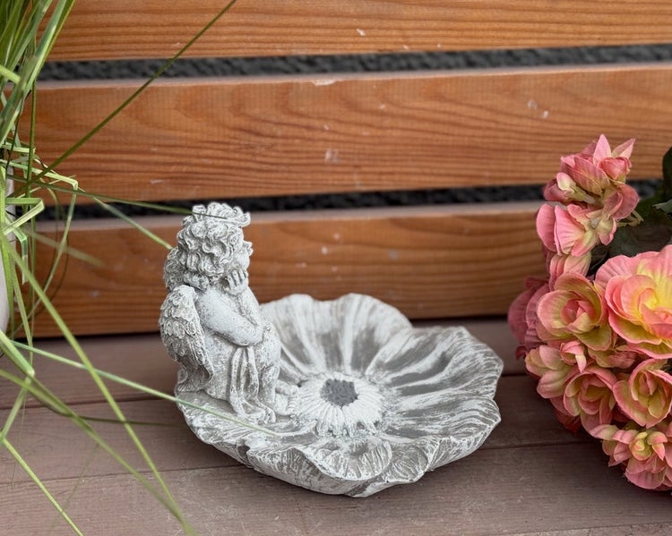Gartendekoration Vogeltränke in Blumenform mit sitzender Engelsfigur aus Kunststein