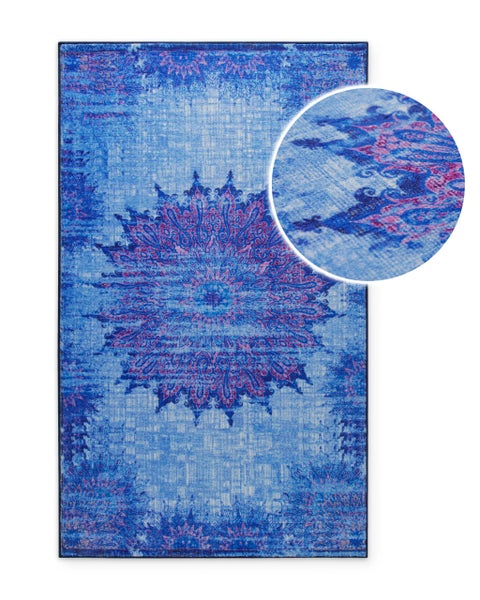 Rechteckiger Teppich in Blau und Pink mit zentralem Mandala-Muster im Vintage-Stil, inklusive Detailansicht der Textur.