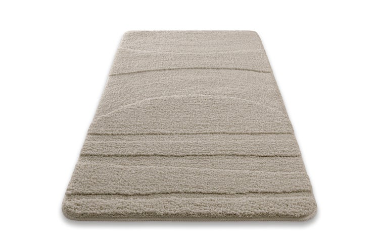 Beige Badematte mit Linienmuster und Wellenstruktur, rechteckig, weich.