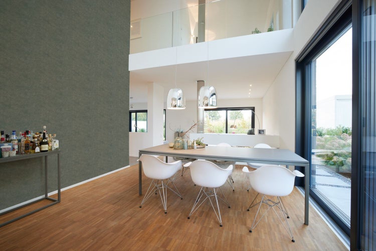 Frau entspannt mit Badewannenkissen für Kopf, Nacken, Rücken und Schultern in der Badewanne