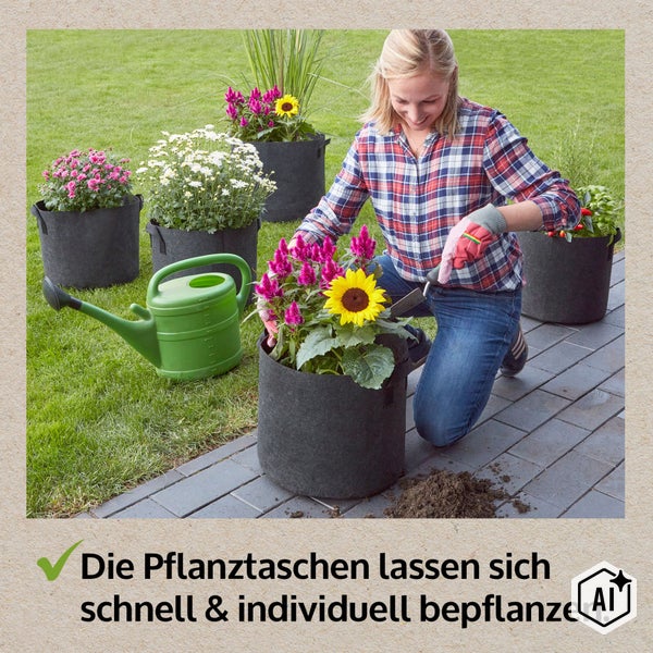 Eine Person bepflanzt eine Pflanztasche im Garten, umgeben von weiteren mit Blumen bestückten Pflanztaschen und einer Gießkanne auf der Terrasse.