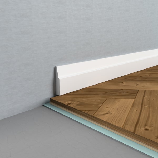 Raumecke mit Holzboden, Trittschalldämmung und weißer Sockelleiste