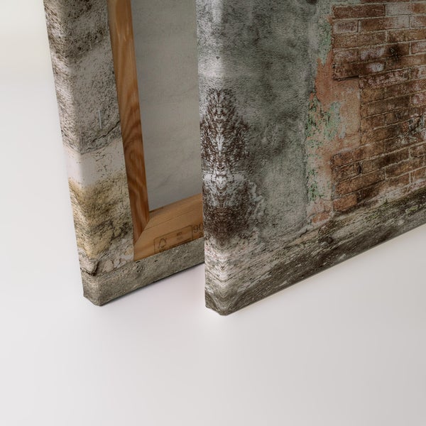 Wandbild auf Leinwand mit Backsteinmotiv auf Holzrahmen mit Fokus auf den gespannten Keilrahmen.