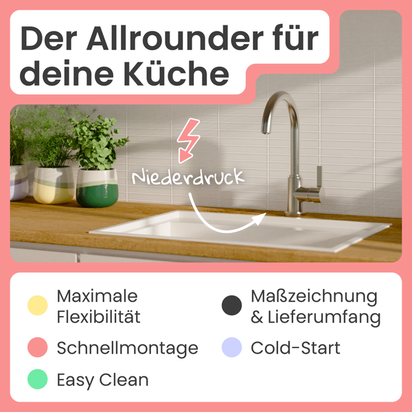 Moderne Edelstahl-Küchenarmatur an einer weißen Spüle auf Holz-Arbeitsplatte. Infografik zu Niederdruck-Funktion und Merkmalen.