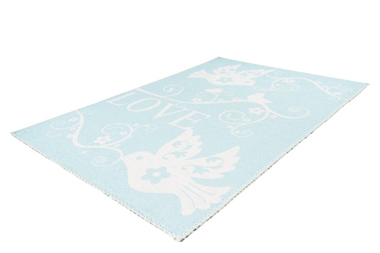 Hellblauer rechteckiger Teppich mit weißem LOVE Schriftzug Vogelmotiven und floralen Mustern
