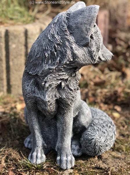 Steinfigur Fuchs für den Garten aus wetterfestem Material