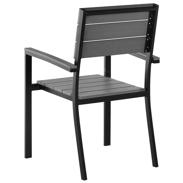 Stapelsessel für den Garten mit Metallgestell, Armlehnen und Latten in Holzoptik.
