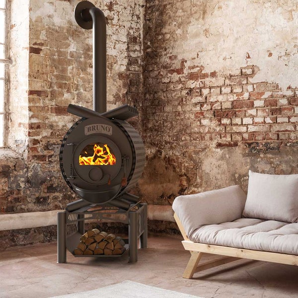 Holzbefeuerter Ofen der Marke Bruno im Raum mit Brennholzregal und Couch