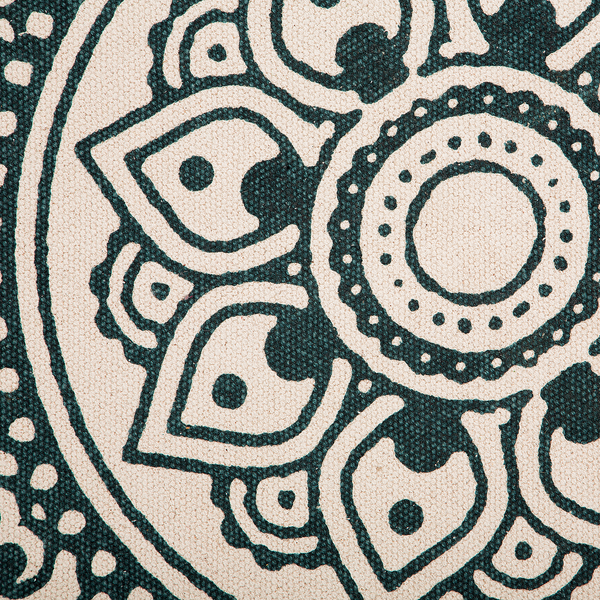 Nahaufnahme eines Teppichs mit kreisförmigem Mandala-Muster und strukturierter Webart.